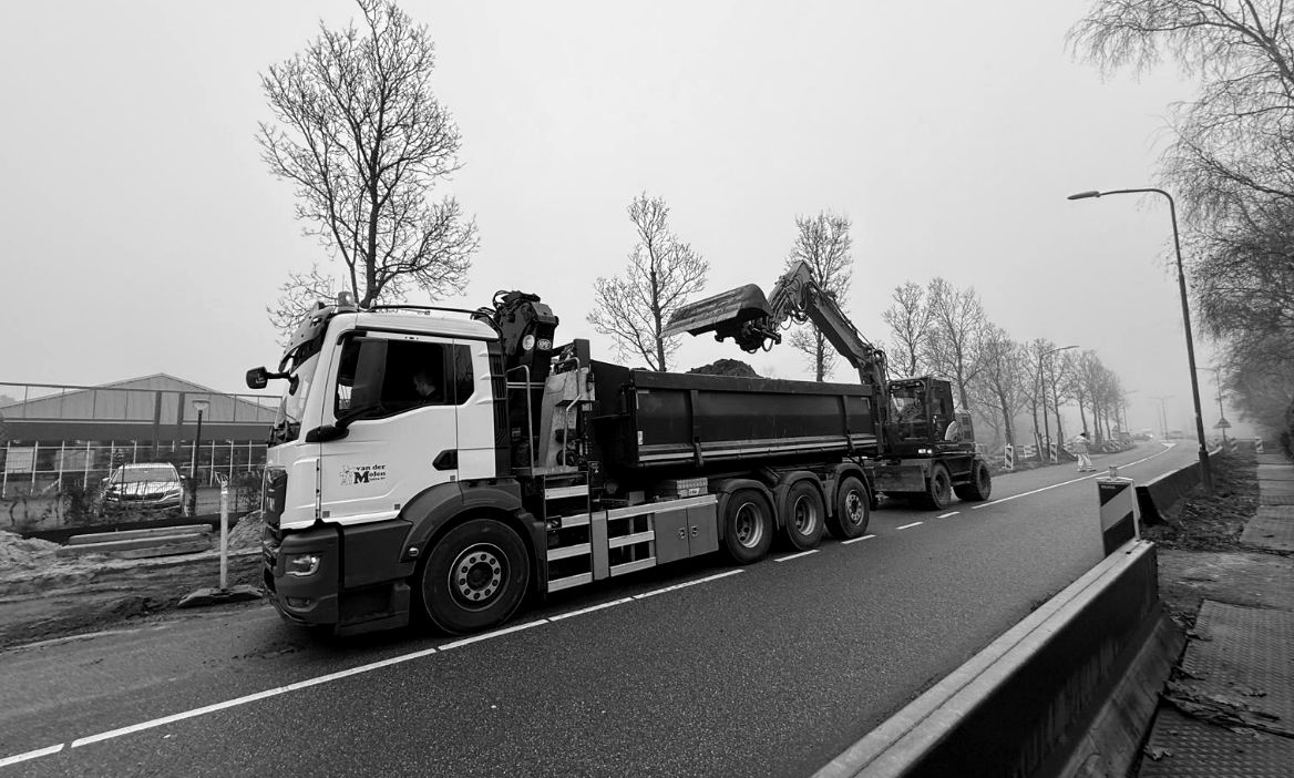 Witte MAN-vrachtwagen van Van der Molen Infra met laadkraan en kipper